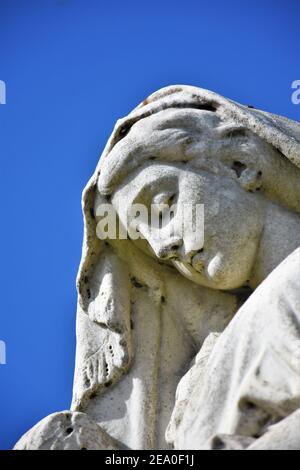 Engelstatuen in einem kalifornischen katholischen öffentlichen Friedhof mit offenem Himmel, der klar ist, von vor dem Weltkrieg 2 Bestattungen für lokale Familien und Kopie Stockfoto