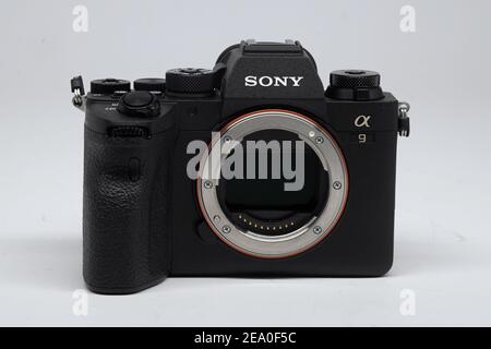 Detailansicht einer Sony Alpha A9 II 24,2MP Kamera mit Mirrorless Wechselobjektiv. Stockfoto