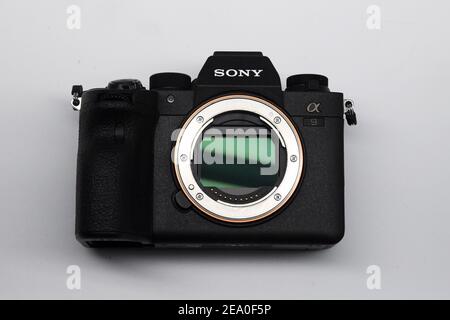 Detailansicht einer Sony Alpha A9 II 24,2MP Kamera mit Mirrorless Wechselobjektiv. Stockfoto