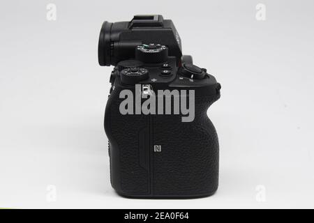 Detailansicht einer Sony Alpha A9 II 24,2MP Kamera mit Mirrorless Wechselobjektiv. Stockfoto