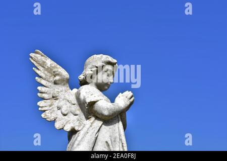 Engelstatuen in einem kalifornischen katholischen öffentlichen Friedhof mit offenem Himmel, der klar ist, von vor dem Weltkrieg 2 Bestattungen für lokale Familien und Kopie Stockfoto