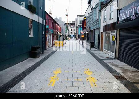 Eine leere Caroline Street während der Coronavirus-Sperrzeit in Cardiff, Wales. Stockfoto