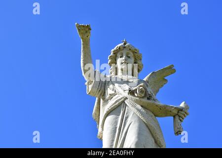 Engelstatuen in einem kalifornischen katholischen öffentlichen Friedhof mit offenem Himmel, der klar ist, von vor dem Weltkrieg 2 Bestattungen für lokale Familien und Kopie Stockfoto