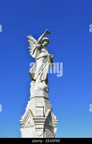 Engelstatuen in einem kalifornischen katholischen öffentlichen Friedhof mit offenem Himmel, der klar ist, von vor dem Weltkrieg 2 Bestattungen für lokale Familien und Kopie Stockfoto