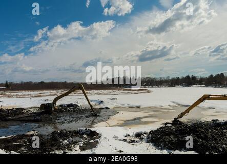 Kleine Eisströme brechen im frühen Frühjahr auf Der Fluss Stockfoto