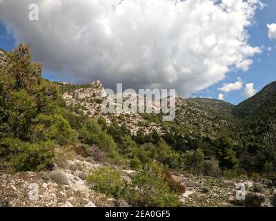 Aspekt des bewaldeten südlichen Mount Hymettus in Griechenland Stockfoto