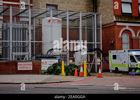 St Thomas Hospital - London (UK): Sauerstoffversorgungsbehälter können auf dem Gelände dieses großen Londoner Krankenhauses inmitten der covid Pandemie gesehen werden. Stockfoto