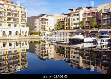 Tivat Stadt, Montenegro - Januar 28 2021: Blick auf den Damm in Porto Montenegro Village Stockfoto