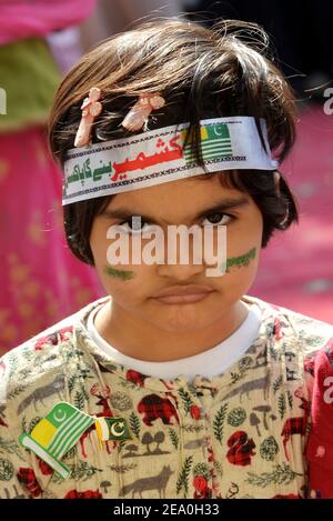 Pakistanische Anhänger der religiösen Gruppe Jamaat-e-Islami, Sunniten Tehrek, Milli Rickshaw Union, Tehreek-e-Labbaik Pakistan nehmen an einer Anti-Indien-Demonstration zum Kaschmir-Solidaritätstag in Lahore am 05. Februar 2021 Teil.Pakistans politische und militärische Führung am Freitag war der jährliche Tag der Solidarität mit Kaschmir, Gelobte, weiterhin politische Unterstützung für die Bewohner des von Indien kontrollierten Teils Kaschmirs und für eine Lösung des Status der umstrittenen Region in Übereinstimmung mit UN-Resolutionen zu erhalten. (Foto von Rana Sajid Hussain/Pacific Press) Stockfoto