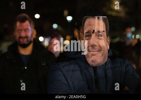 Rom, Italien. Februar 2021, 05th. Mann trägt eine Maske mit dem Gesicht von Matteo Renzi (Foto: Matteo Nardone/Pacific Press) Quelle: Pacific Press Media Production Corp./Alamy Live News Stockfoto