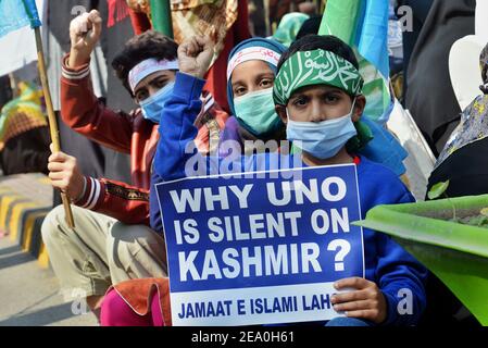 Pakistanische Anhänger der religiösen Gruppe Jamaat-e-Islami, Sunniten Tehrek, Milli Rickshaw Union, Tehreek-e-Labbaik Pakistan nehmen an einer Anti-Indien-Demonstration zum Kaschmir-Solidaritätstag in Lahore am 05. Februar 2021 Teil.Pakistans politische und militärische Führung am Freitag war der jährliche Tag der Solidarität mit Kaschmir, Gelobte, weiterhin politische Unterstützung für die Bewohner des von Indien kontrollierten Teils Kaschmirs und für eine Lösung des Status der umstrittenen Region in Übereinstimmung mit UN-Resolutionen zu erhalten. (Foto von Rana Sajid Hussain/Pacific Press) Stockfoto