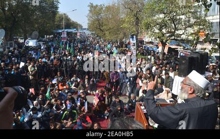 Pakistanische Anhänger der religiösen Gruppe Jamaat-e-Islami, Sunniten Tehrek, Milli Rickshaw Union, Tehreek-e-Labbaik Pakistan nehmen an einer Anti-Indien-Demonstration zum Kaschmir-Solidaritätstag in Lahore am 05. Februar 2021 Teil.Pakistans politische und militärische Führung am Freitag war der jährliche Tag der Solidarität mit Kaschmir, Gelobte, weiterhin politische Unterstützung für die Bewohner des von Indien kontrollierten Teils Kaschmirs und für eine Lösung des Status der umstrittenen Region in Übereinstimmung mit UN-Resolutionen zu erhalten. (Foto von Rana Sajid Hussain/Pacific Press) Stockfoto