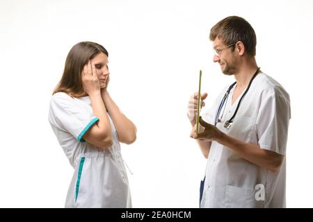 Der Arzt zeigt die internen Fehler in der Diagnose in an Das Tablet Stockfoto