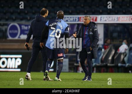 High Wycombe, Großbritannien. Februar 2021, 06th. Torschütze Glenn Murray von Nottingham Forest, Adebayo Akinfenwa von Wycombe Wanderers und Nottingham Forest Manager Chris Hughton plaudern beim Finalpfiff während des EFL Sky Bet Championship-Spiels zwischen Wycombe Wanderers und Nottingham Forest in Adams Park, High Wycombe, England am 6. Februar 2021. Foto von Ken Sparks. Nur redaktionelle Verwendung, Lizenz für kommerzielle Nutzung erforderlich. Keine Verwendung bei Wetten, Spielen oder Veröffentlichungen einzelner Vereine/Vereine/Spieler. Kredit: UK Sports Pics Ltd/Alamy Live Nachrichten Stockfoto