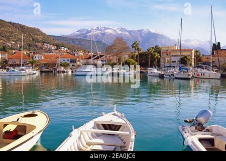 Schöne mediterrane Winterlandschaft. Montenegro, Tivat Stadt. Blick auf Marina Kalimanj Stockfoto