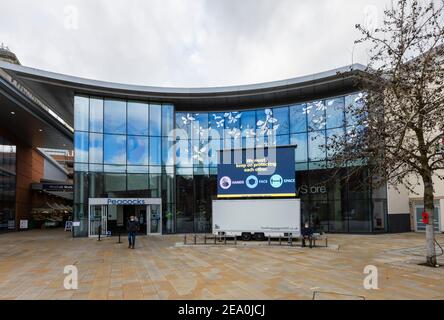 Beleuchtete Tafel mit COVID-19 Lockdown 'Hände, Gesicht, Raum' Nachricht in Jubilee Square, Woking Stadtzentrum, Surrey, Südostengland Stockfoto