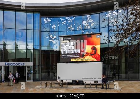 Beleuchtete Tafel Schild mit COVID-19 Lockdown "Sie könnten es verbreiten, ohne es zu wissen" Botschaft in Jubilee Square, Woking Stadtzentrum, Surrey Stockfoto