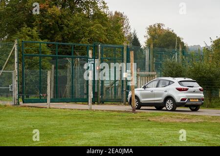 Eine Schlange von Autos wartet auf den Eingang zum eingezäunten Abschnitt des Blair Drummond Safari and Adventure Park. Stockfoto