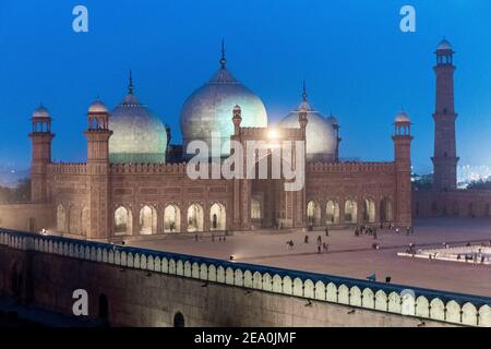 Die Badshahi Moschee beleuchtet in der Nacht, Lahore, Punjab, Pakistan Stockfoto
