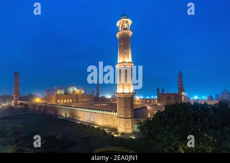 Die Badshahi Moschee beleuchtet in der Nacht, Lahore, Punjab, Pakistan Stockfoto