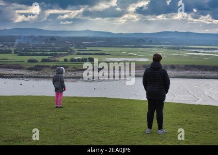 Soziale Distanz. Kinder stehen im Freien auseinander. Stockfoto