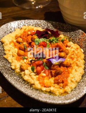 Hummus houmous pflanzenbasierter veganer Stater, The Barnt Green Inn, Birmingham, feines Dining Restaurant & Bar Stockfoto