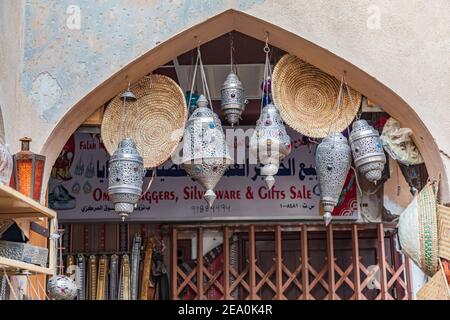 Naher Osten, Arabische Halbinsel, Oman, Ad Dakhiliyah, Nizwa. Oktober 25 2019. Metalllampen, die vor einem Laden in Nizwa hängen. Stockfoto