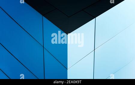 Abstraktes Hintergrundmuster optischer Effekt Perspektivgeometrie blauer Flächenwürfel Mit weißen Ebenen Linien Stockfoto
