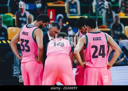 Bilbao, Baskenland, SPANIEN. Februar 2021, 7th. Barça-Trainer SARUNAS JASIKEVICIUS spricht mit seinen Spielern während der Liga ACB Week 23 zwischen Retabet Bilbao Basket und Barça in der Miribilla Bilbao Arena. Kredit: Edu Del Fresno/ZUMA Wire/Alamy Live Nachrichten Stockfoto