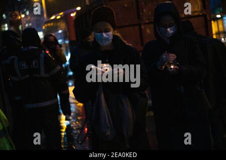 London, Großbritannien. 6th. Februar 2021. Kerzenlicht Mahnwache in Erinnerung an die verlorenen Bäume am Euston Square, London als Teil der Stop HS2 Protest Februar 6th 2021. Zwei Frauen tragen Kerzen Kredit: Denise Laura Baker / Alamy Live News Stockfoto