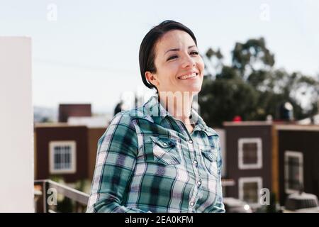 lateinische Frau Porträt Kaffee trinken auf einer Terrasse in mexikanisch Haus in Mexiko-Stadt Stockfoto