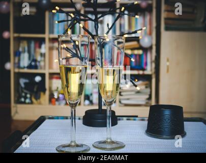 Zwei Gläser Weißwein zu Hause Stockfoto