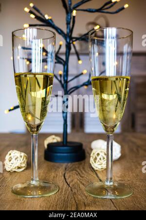 Zwei Gläser Weißwein und Lichter für eine Feier Stockfoto
