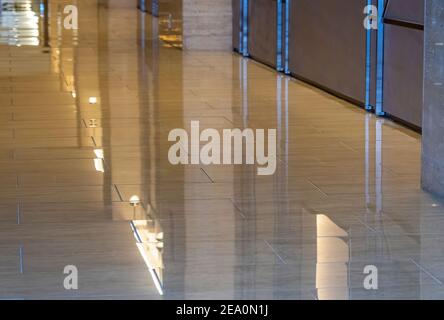 Das Licht wird von Marmorfliesen in der Lobby des Shiroyama Hotels in Kagoshima City, Japan, reflektiert. Stockfoto