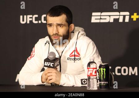 Las Vegas, Nevada, Las Vegas, NV, USA. Februar 2021, 6th. Timur Valiev interagiert mit Medien nach der UFC Vegas 18 Veranstaltung im UFC Apex am 6. Februar 2021 in Las Vegas, Nevada, USA. Quelle: Diego Ribas/PX Imagens/ZUMA Wire/Alamy Live News Stockfoto