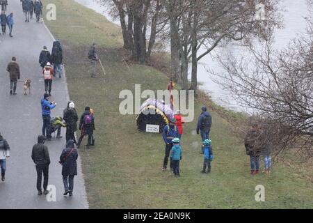 Der Fisch am Elbufer bis zum weltbekannten Canaletto-Blick in Dresden heißt 'Erwin 23'. Die Schöpfer dieses Kunstobjektes haben sich nun zum lila Stockfoto