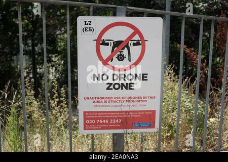 LONDON - 24th. JULI 2020: Beschilderung 'No Drone Zone' in der Nähe des London City Airport in Silvertown, London. Stockfoto