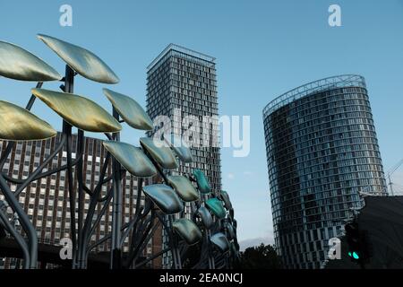 LONDON 21st JULY 2020: The Stratford Shoal Structure von Studio Egret West. Unex Tower und Stratosphere Tower daneben. Stockfoto