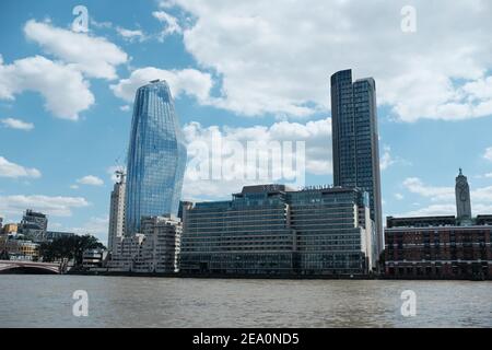 LONDON - 21st. JULI 2020: Bau von Seecontainern über die Themse. Stockfoto