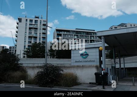 LONDON - 21st. JULI 2020: Stratford International DLR Station und East Village Stockfoto