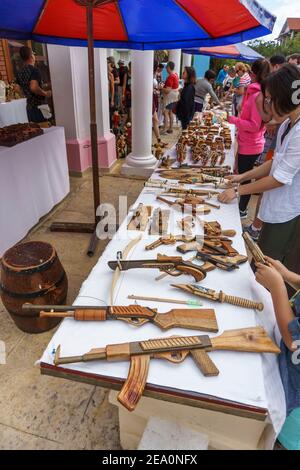 Cayo Santa Maria, Kuba, Februar 2016 - Touristen stehen in einem Souvenirladen, der handgefertigte Waffen aus Holz verkauft Stockfoto