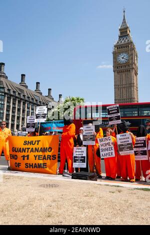 London Vereinigtes Königreich - Juli 19 2013; Demonstranten in orangefarbenen Overalls, friedlich demonstrieren auf der Straße, um die Schließung von Guantanamo Bay und Fre Stockfoto