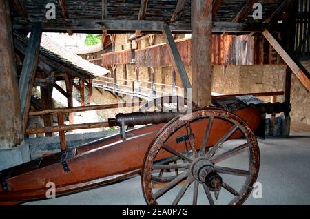 Mittelalterliche Kanonenpistole auf der Ausstellung in Chateaux Chillon Stockfoto