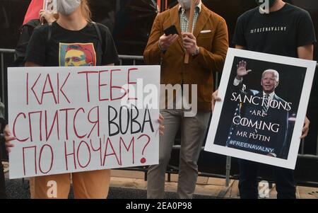 Los Angeles, Usa. Februar 2021, 06th. Mitglieder der lokalen russischen Gemeinschaft veranstalten am Samstag, den 6. Februar 2021, eine Demonstration zur Unterstützung des inhaftierten Oppositionsführers Alexi Navalny im TCL Chinese Theatre in der Hollywood-Sektion von Los Angeles. In einer Mitteilung aus dem Gefängnis forderte Navalny die Russen am Donnerstag auf, ihre Angst zu überwinden und das Land von einem "Haufen Diebe" zu "befreien", während der Kreml die Festnahmen von Tausenden von Demonstranten als eine gebührende Reaktion auf die nicht sanktionierten Kundgebungen verwarf. Foto von Jim Ruymen/UPI Kredit: UPI/Alamy Live Nachrichten Stockfoto