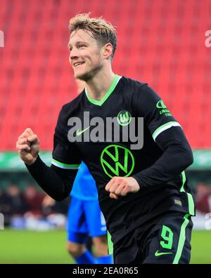 Augsburg, Deutschland. Februar 2021, 6th. Wout Weghorst aus Wolfsburg feiert seinen Torschuss bei einem Bundesliga-Spiel zwischen dem FC Augsburg und dem VfL Wolfsburg am 6. Februar 2021 in Augsburg. Quelle: Philippe Ruiz/Xinhua/Alamy Live News Stockfoto