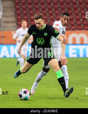 Augsburg, Deutschland. Februar 2021, 6th. Yannick Gerhardt (L) aus Wolfsburg steht mit Carlos Gruezo aus Augsburg bei einem Bundesliga-Spiel zwischen dem FC Augsburg und dem VfL Wolfsburg am 6. Februar 2021 in Augsburg. Quelle: Philippe Ruiz/Xinhua/Alamy Live News Stockfoto