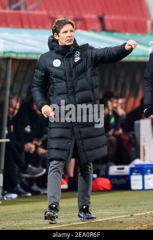 Augsburg, Deutschland. Februar 2021, 6th. Cheftrainer Oliver Glasner aus Wolfsburg reagiert während eines Bundesliga-Spiels zwischen dem FC Augsburg und dem VfL Wolfsburg am 6. Februar 2021 in Augsburg. Quelle: Philippe Ruiz/Xinhua/Alamy Live News Stockfoto