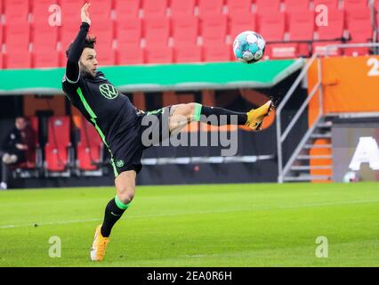 Augsburg, Deutschland. Februar 2021, 6th. Renato Steffen von Wolfsburg kontrolliert den Ball bei einem Bundesliga-Spiel zwischen dem FC Augsburg und dem VfL Wolfsburg in Augsburg, Deutschland, 6. Februar 2021. Quelle: Philippe Ruiz/Xinhua/Alamy Live News Stockfoto