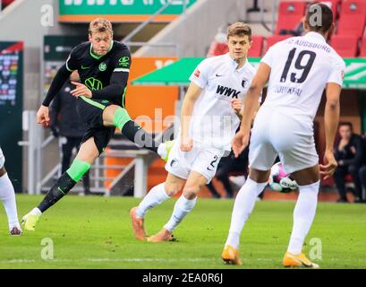 Augsburg, Deutschland. Februar 2021, 6th. Wout Weghorst (L) aus Wolfsburg schoss bei einem Bundesliga-Spiel zwischen dem FC Augsburg und dem VfL Wolfsburg am 6. Februar 2021 in Augsburg. Quelle: Philippe Ruiz/Xinhua/Alamy Live News Stockfoto