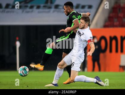 Augsburg, Deutschland. Februar 2021, 6th. Jeffrey Gouweleeuw (R) aus Augsburg spielt mit dem Ruidle Baku aus Wolfsburg während eines Bundesliga-Spiels zwischen dem FC Augsburg und dem VfL Wolfsburg in Augsburg am 6. Februar 2021. Quelle: Philippe Ruiz/Xinhua/Alamy Live News Stockfoto